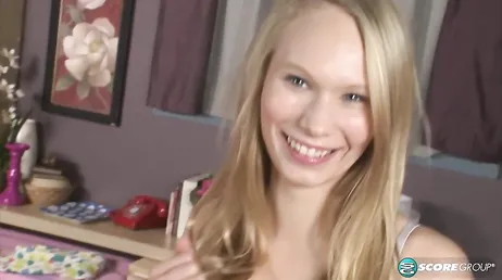 Rubia veinteañera se queda sola en casa y se masturba en el videochat