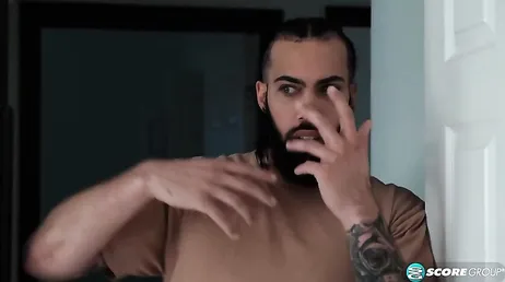 Entra al dormitorio pensando que no hay nadie y se encuentra a su cuñada