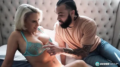 Entra al dormitorio pensando que no hay nadie y se encuentra a su cuñada