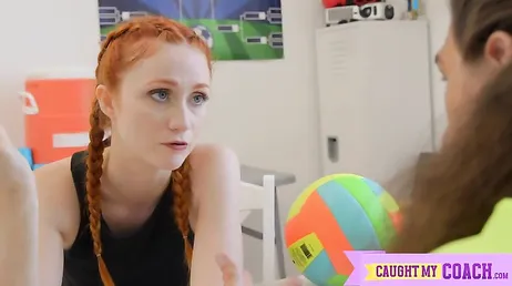 Se sube a la mesa de su entrenador y le hace una mamada alucinante .. !!