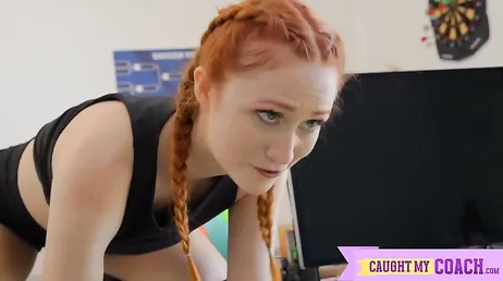 Se sube a la mesa de su entrenador y le hace una mamada alucinante .. !!