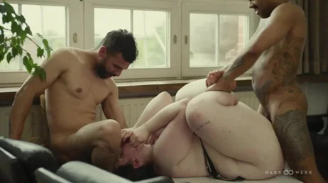 La chica gordita de la oficina llevaba demasiado tiempo sin follar ...