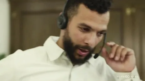 La chica gordita de la oficina llevaba demasiado tiempo sin follar ...