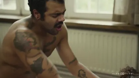 La chica gordita de la oficina llevaba demasiado tiempo sin follar ...