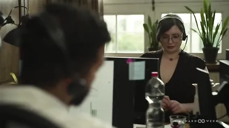 La chica gordita de la oficina llevaba demasiado tiempo sin follar ...