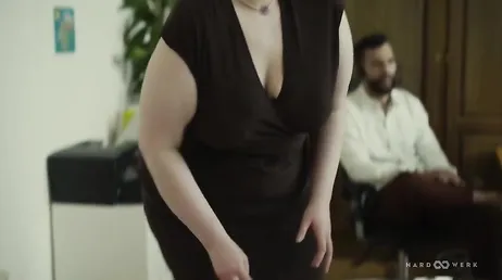 La chica gordita de la oficina llevaba demasiado tiempo sin follar ...