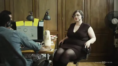 La chica gordita de la oficina llevaba demasiado tiempo sin follar ...