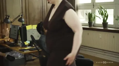 La chica gordita de la oficina llevaba demasiado tiempo sin follar ...