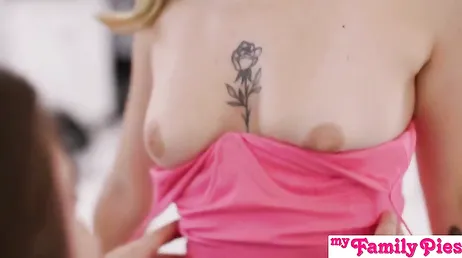 Es la mejor amiga de mi hermana y al parecer también la más zorra