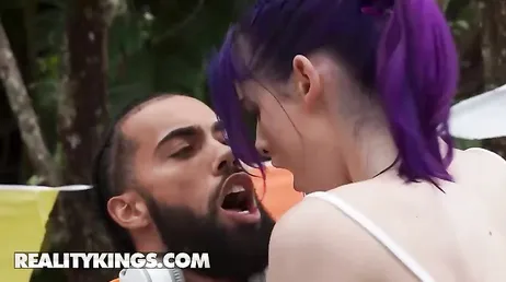 Durante una acampada acabo a cuatro patas muy bien follada !!