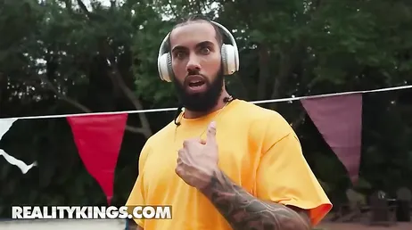 Durante una acampada acabo a cuatro patas muy bien follada !!