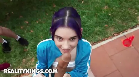 Durante una acampada acabo a cuatro patas muy bien follada !!