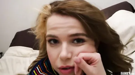 Mi hermanastra paseándose en tanga por la cocina: menudo culazo que tiene