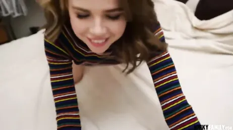 Mi hermanastra paseándose en tanga por la cocina: menudo culazo que tiene