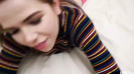 Mi hermanastra paseándose en tanga por la cocina: menudo culazo que tiene