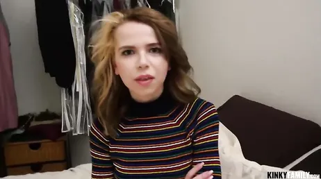 Mi hermanastra paseándose en tanga por la cocina: menudo culazo que tiene