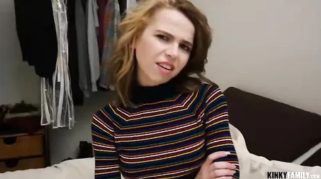 Mi hermanastra paseándose en tanga por la cocina: menudo culazo que tiene