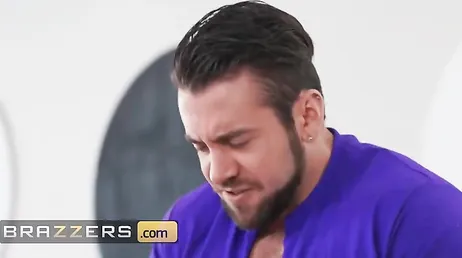 Mi novio me acaba de pillar comiéndole el coño a mi mejor amiga !!