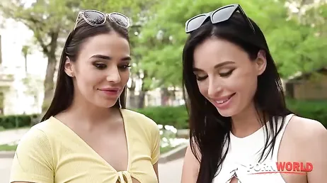 Pagan el alquiler todos los meses follándose entre las dos al casero