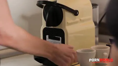 Pagan el alquiler todos los meses follándose entre las dos al casero