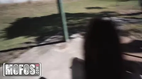 La acampada con los amigos de mi hermana acaba en sexo de calidad