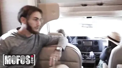 La acampada con los amigos de mi hermana acaba en sexo de calidad