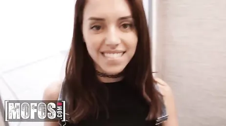 La acampada con los amigos de mi hermana acaba en sexo de calidad