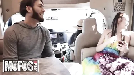 La acampada con los amigos de mi hermana acaba en sexo de calidad