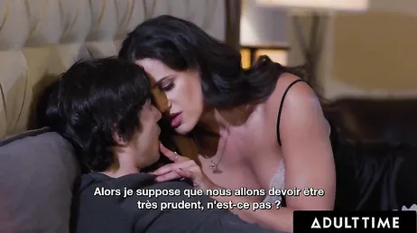 Madre e hija comparten sin tapujos la polla del novio de la chica