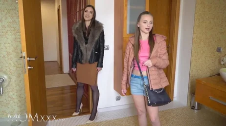 Esta jovencita nunca creia que fuera a comerse el coño de su suegra ... !!