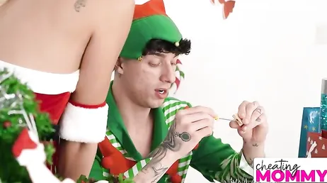 No se que tiene la Navidad pero mamá se las pasa follando sin parar