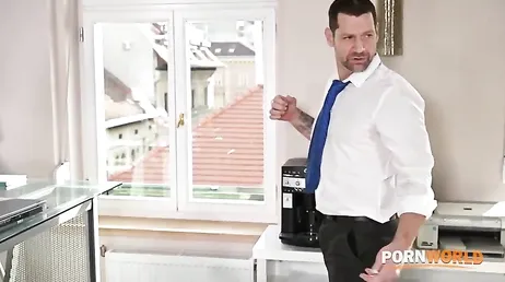 Mirar la follada que le están metiendo a la profesora de español