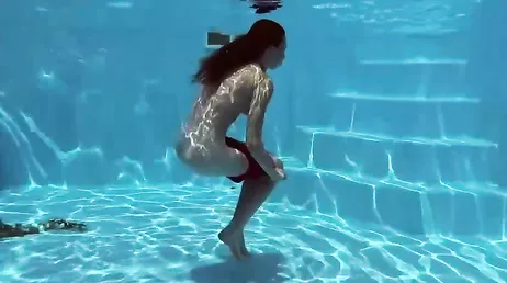 Ma cousine entre dans la piscine, je la filme sans qu'elle s'en aperçoive.