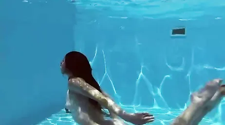 Ma cousine entre dans la piscine, je la filme sans qu'elle s'en aperçoive.