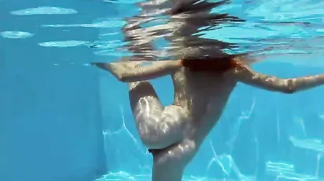 Ma cousine entre dans la piscine, je la filme sans qu'elle s'en aperçoive.