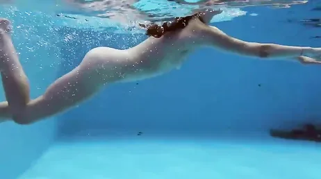Ma cousine entre dans la piscine, je la filme sans qu'elle s'en aperçoive.