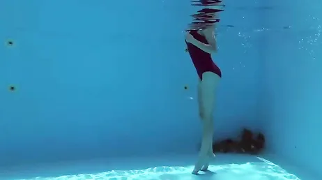 Ma cousine entre dans la piscine, je la filme sans qu'elle s'en aperçoive.
