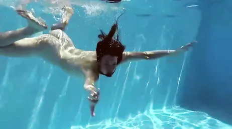 Ma cousine entre dans la piscine, je la filme sans qu'elle s'en aperçoive.