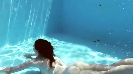 Ma cousine entre dans la piscine, je la filme sans qu'elle s'en aperçoive.