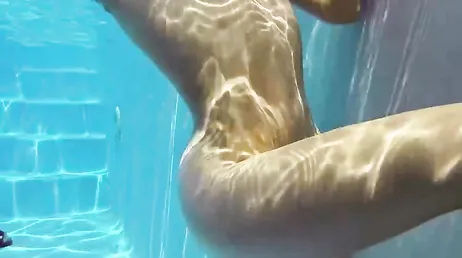 Ma cousine entre dans la piscine, je la filme sans qu'elle s'en aperçoive.