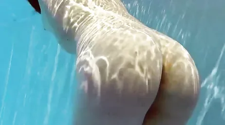 Ma cousine entre dans la piscine, je la filme sans qu'elle s'en aperçoive.