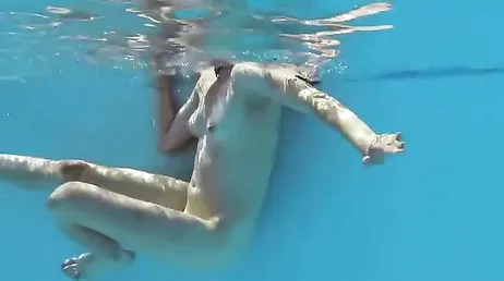 Ma cousine entre dans la piscine, je la filme sans qu'elle s'en aperçoive.