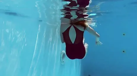 Ma cousine entre dans la piscine, je la filme sans qu'elle s'en aperçoive.