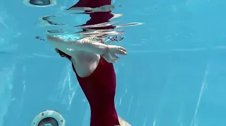 Ma cousine entre dans la piscine, je la filme sans qu'elle s'en aperçoive.