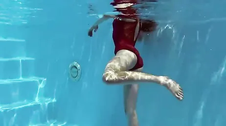 Ma cousine entre dans la piscine, je la filme sans qu'elle s'en aperçoive.