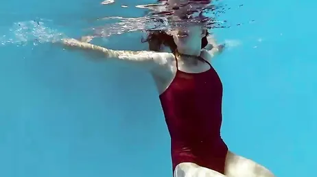 Ma cousine entre dans la piscine, je la filme sans qu'elle s'en aperçoive.