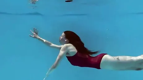 Ma cousine entre dans la piscine, je la filme sans qu'elle s'en aperçoive.