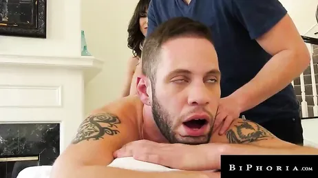 Mi novio le chupa la polla delante de mi a un chico, me ha puesto cachonda