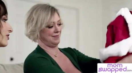 Dos maduras desean que lleguen la navidad para no parar de follar juntas