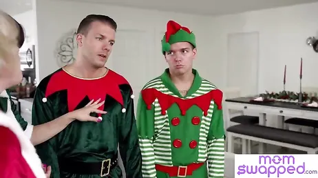 Dos maduras desean que lleguen la navidad para no parar de follar juntas